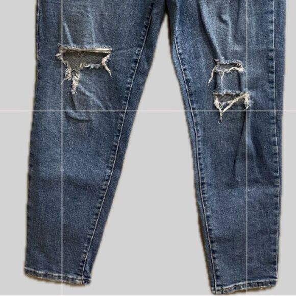 Levi’s High Waisted Mom Jean 
Blue Distressed Denim Jeans 28 - Picture 5 of 9
